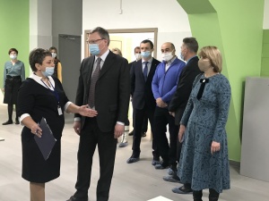 Губернатор Омской области вновь посетил школу мечты в микрорайоне  Амурский-2